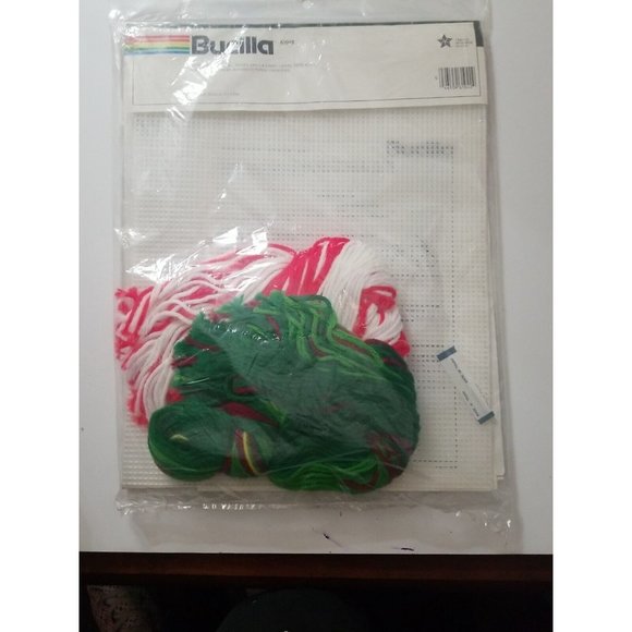 Bucilla Christmas Plastic Canvas 3D  Poinsettia Tissue Box Cover NEW - Picture 4 of 4